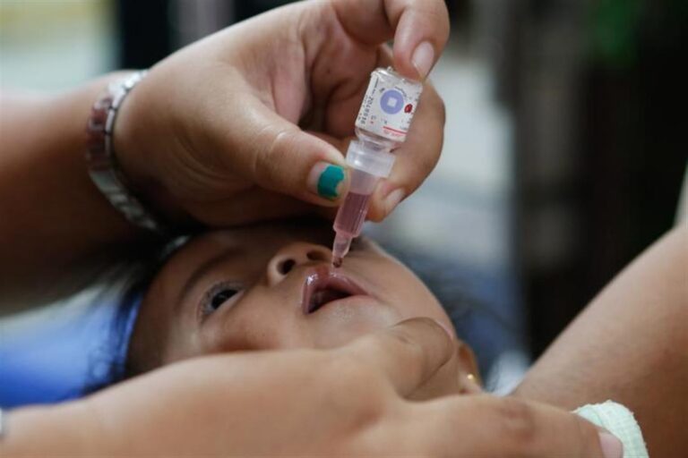 تطعيم أحد الأطفال الرضع
