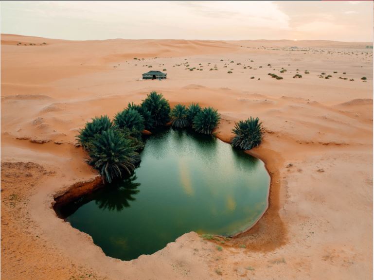 واحة على شكل قلب وسط الصحراء السعودية