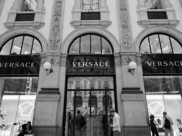 магазин versace в милане черно белом 116011446