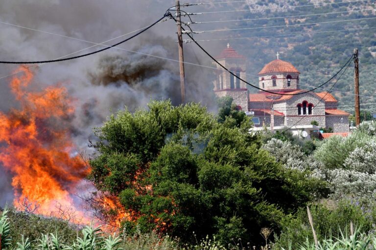 اشتعال الحرائق في جزيرة رودس اليونانية