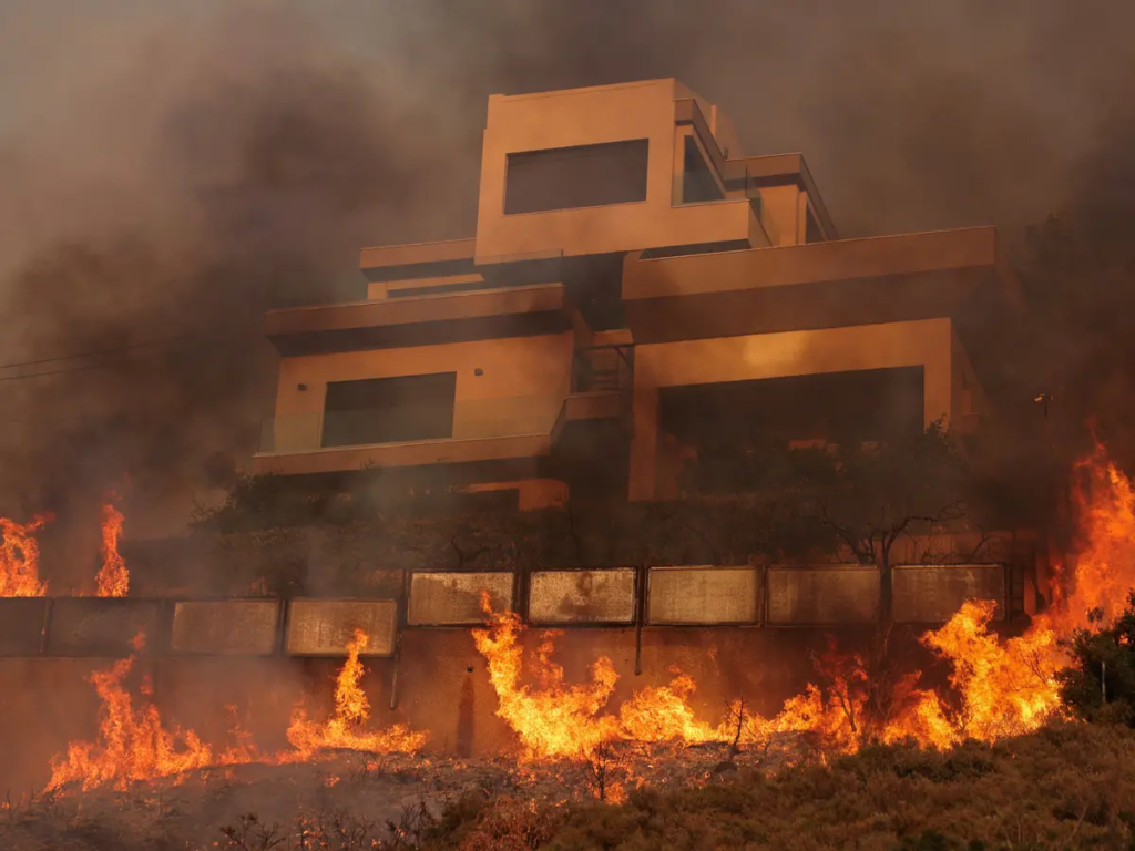 اشتعال الحرائق في جزيرة رودس اليونانية