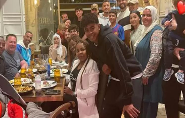 لامين يامال مع الأسرة والعائلة