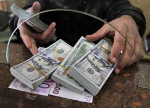 الدولار يهبط لأدنى مستوى في 7 أسابيع وسط ترقب لتعديلات بيانات الوظائف الأمريكية سعر الدولار