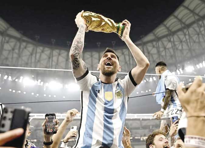 ميسي يرفع كأس العالم