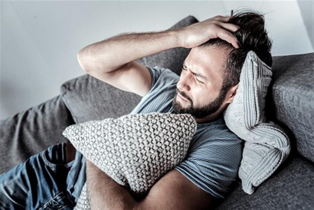 الرجال يعانون من أعراض الدورة الشهرية