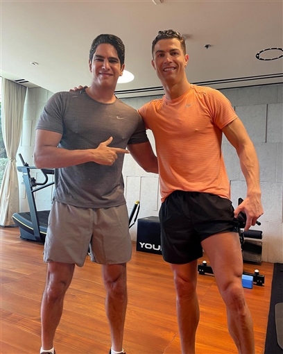 أحمد أبو هشيمة مع كريستيانو رونالدو