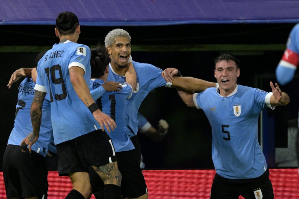 احتفال منتخب أوروجواي امام الأرجنتين