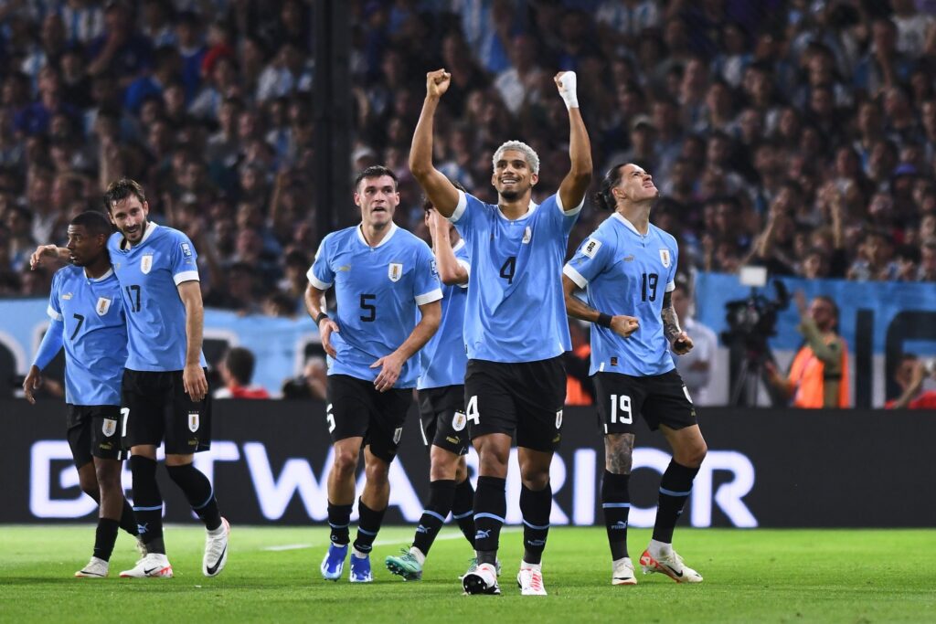 احتفال منتخب أوروجواي امام الأرجنتين