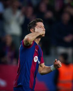 «ليفاندوفسكي يحسم موقفه: لا رحيل عن برشلونة شتاءً… ولا اعتزال في الأفق» ليفاندوفسكي لاعب برشلونة