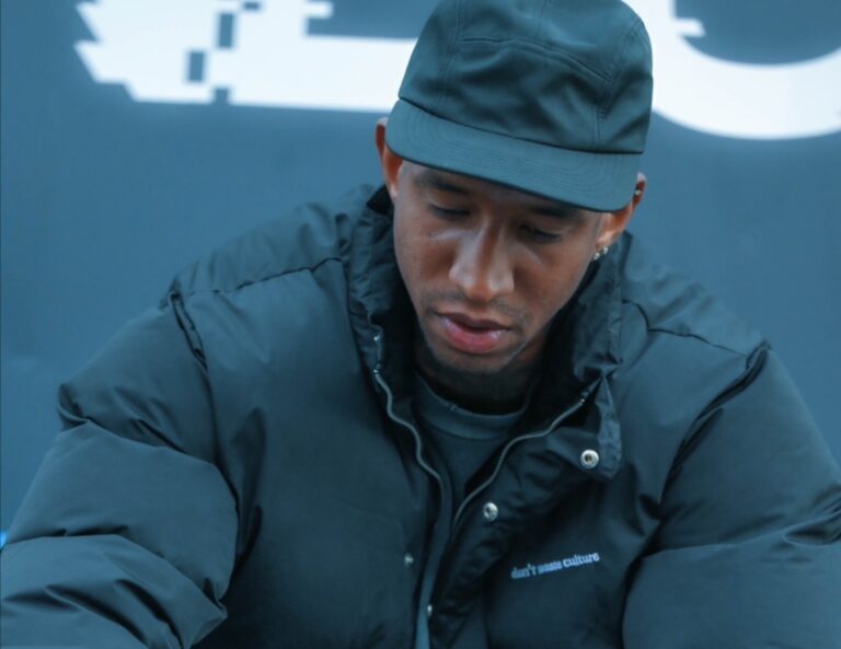 تاليكسا لاعب النصر السعودي يوقع عقد حفل موسم الرياض