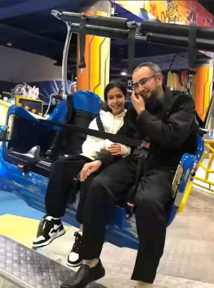 الأب مع إحدي بناته