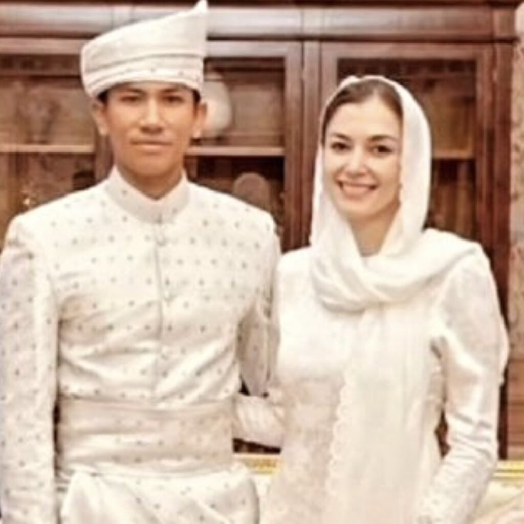 الصورة الوحيدة للزوجين التي تم العثور عليها حتى الآن بعد حفل زفاف العروس الملكية