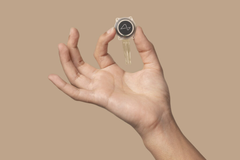 زرع شريحة دماغية في أول إنسان