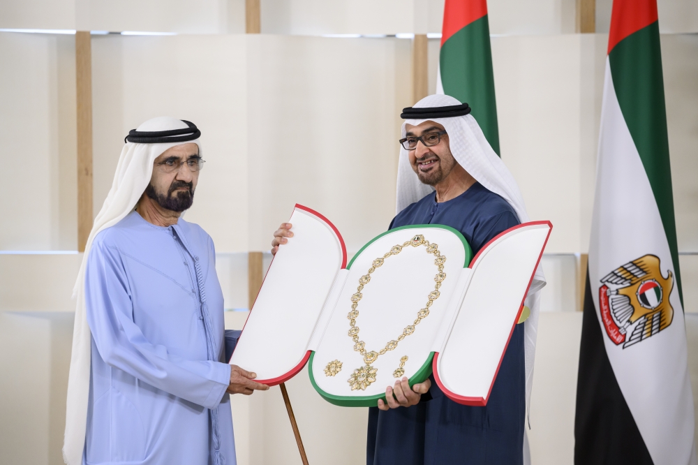 رئيس الدولة يمنح محمد بن راشد