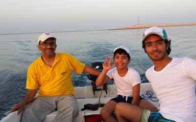 أحمد محمد بن ثاني في رحلة بحرية مع اسناءه