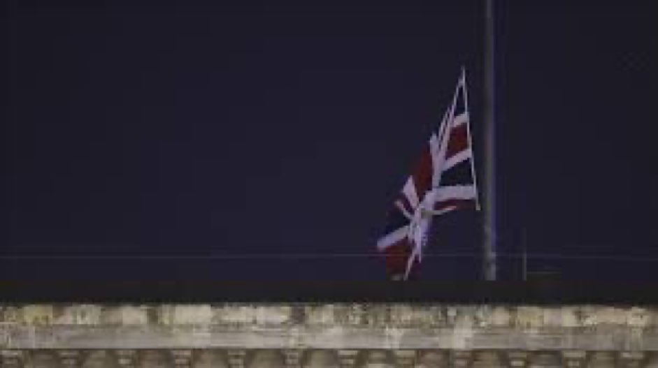 تنكيس الأعلام في بريطانيا قبل إعلان العائلة المالكة