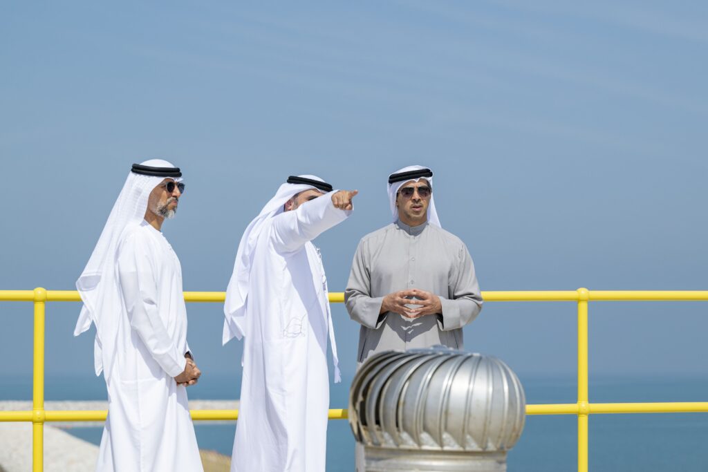منصور بن زايد يفتتح أول وأكبر محطة لتحلية مياه البحر