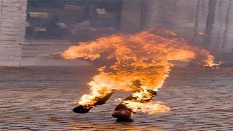 سيدة تحرق رجلًا في أحد شوارع مصر "أرشيفية"