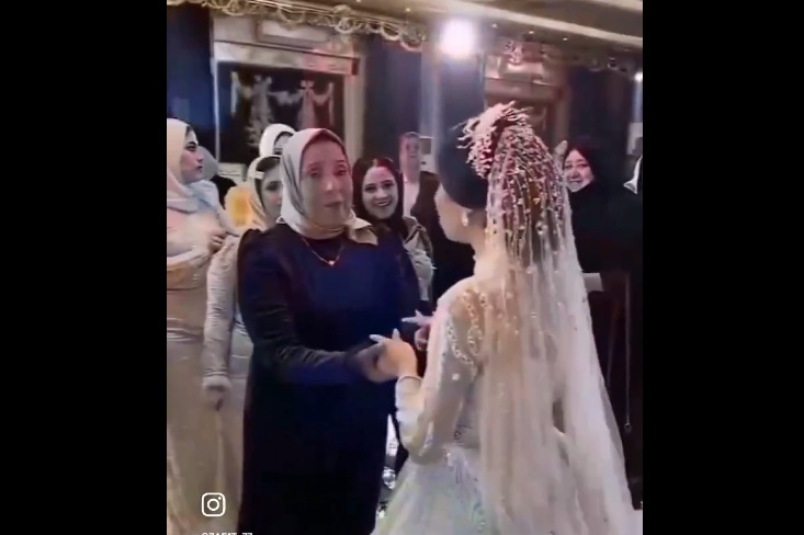 عروس تقبل قدم حماتها