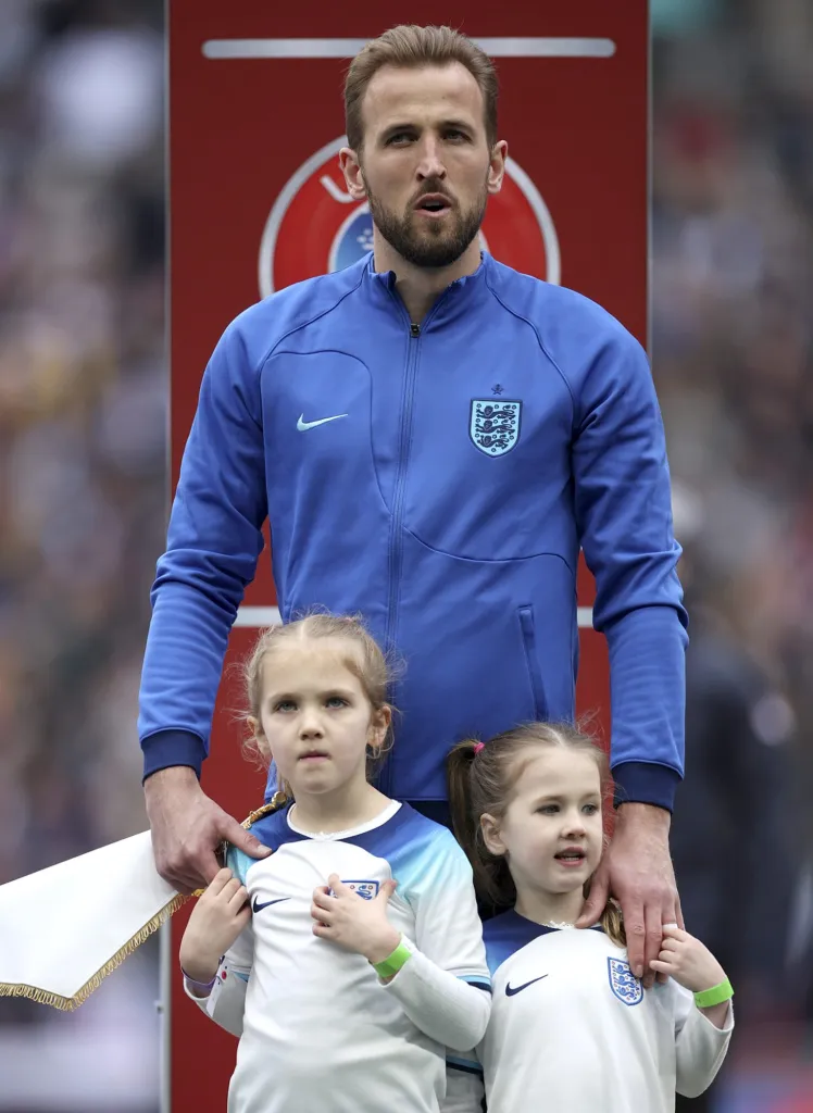 harry kane england walks children 79928488 e1712913076406