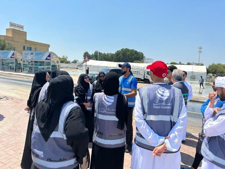 جمارك دبي ودبي الخيرية توزعان الغذاء لمتضرري المنخفض الجوي