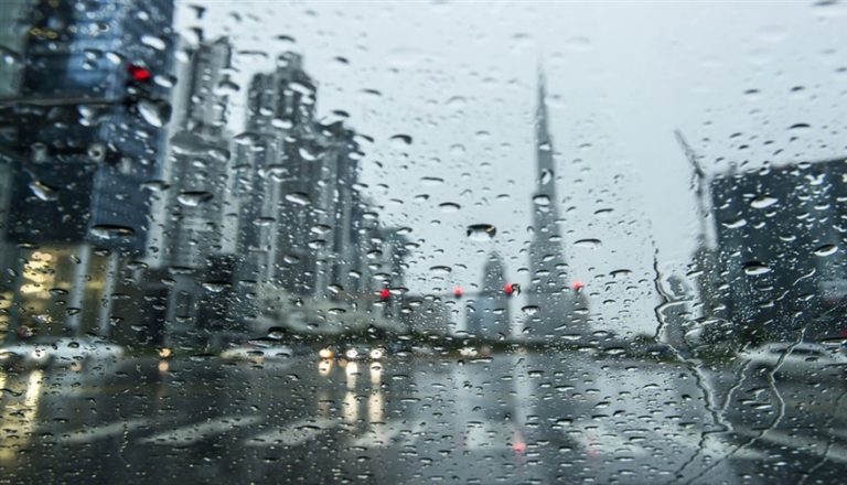 المتأثرين بالمنخفض الجوي في الإمارات