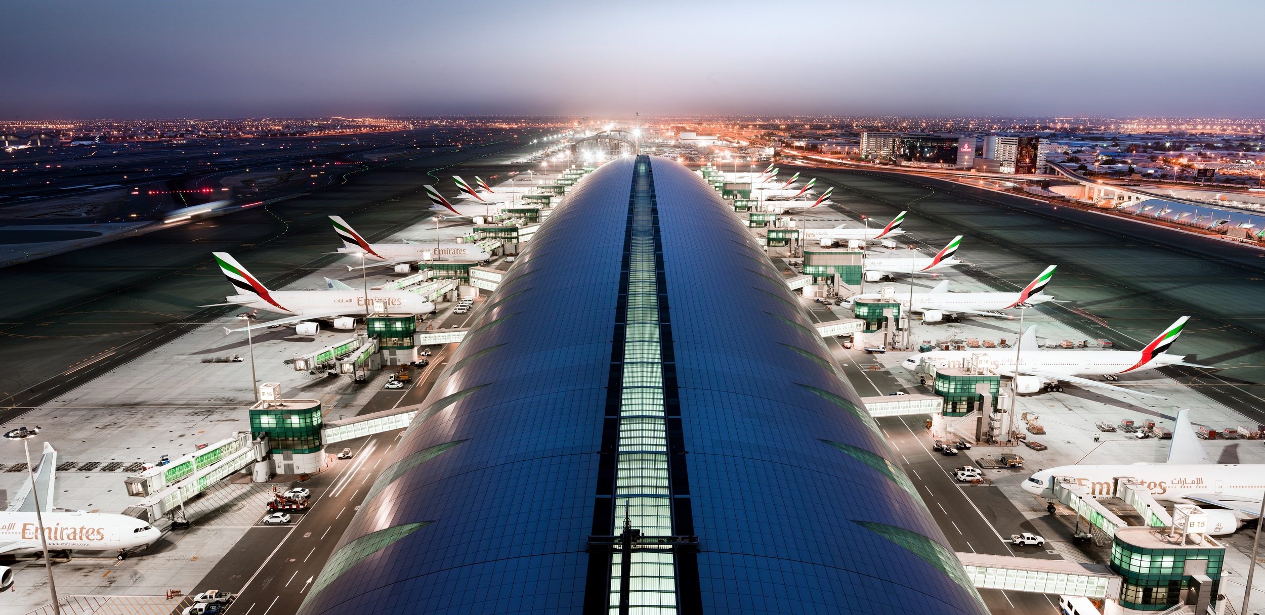 طيران الإمارات تعلق السفر من مطار دبي