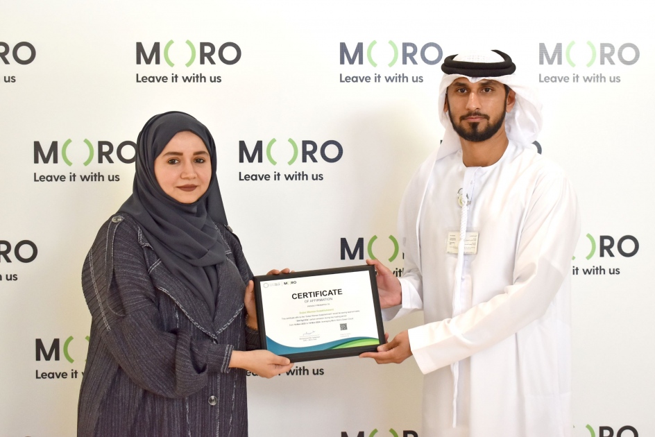 نعيمة أهلي، المدير التنفيذي لمؤسسة دبي للمرأة خلال تكريم شركة مورو
