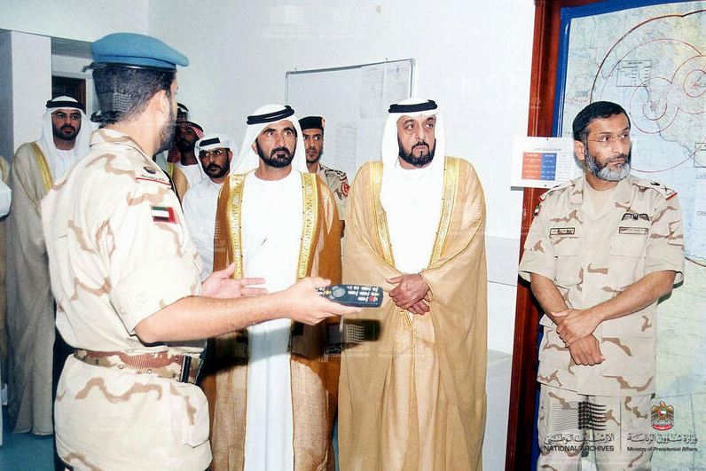 سموّ الشيخ خليفة بن زايد آل نهيان وصاحب السموّ الشيخ محمد بن راشد آل مكتوم يشهدان التمرين الجوي رماح، 1 أكتوبر 2002