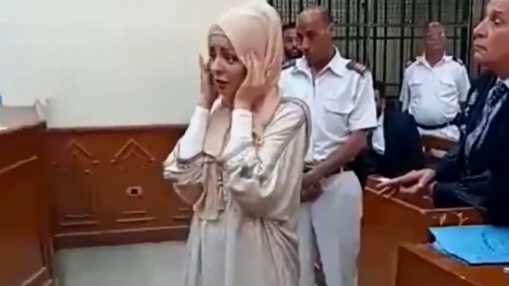 مضيفة طيران تونسية قتلت ابنتها