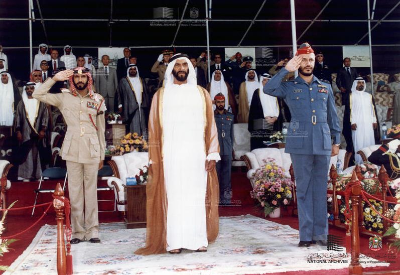الشيخ زايد بن سلطان آل نهيان في حفل تخريج الدورة التاسعة لكلية الجوية بقاعدة الظفرة 5 إبريل 1988