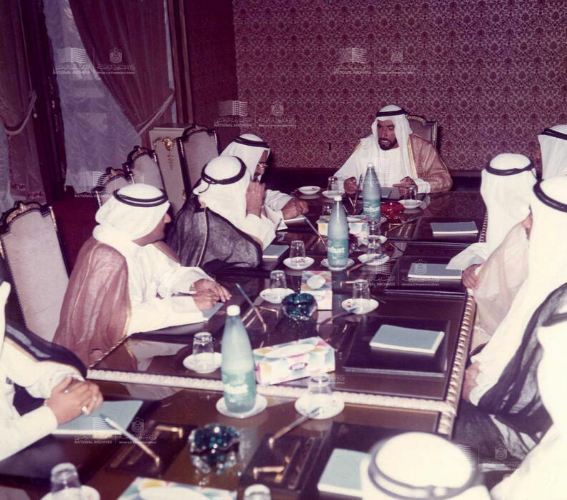 الشيخ زايد يترأس اجتماع المجلس الأعلي للاتحاد الذي تم خلاله توحيد القوات المسلحة الإماراتية بحضور حكام الإمارات 12 مايو 1975