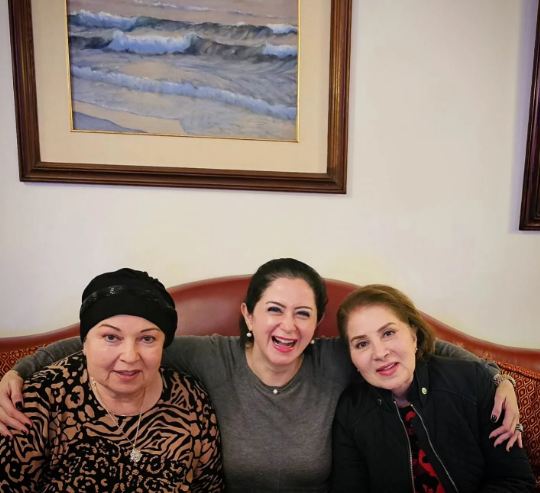 مي نور الشريف مع والدتها بوسي وخالتها نورا