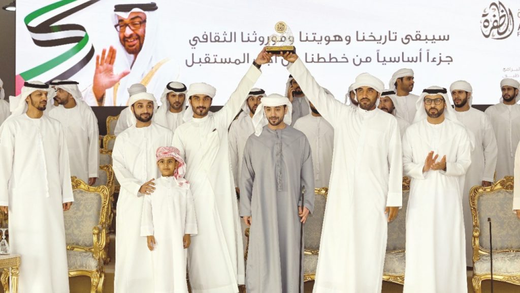 هزاع بن سلطان بن زايد وخالد بن سلطان بن زايد خلال تتويج الفائزين في مزاينة رزين 2022