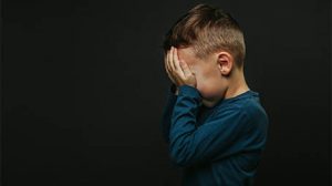رجل تركي يعتدي على طفل ويشتمه