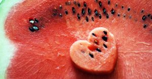 هل يؤثر بذر البطيخ على المعدة عند تناوله؟