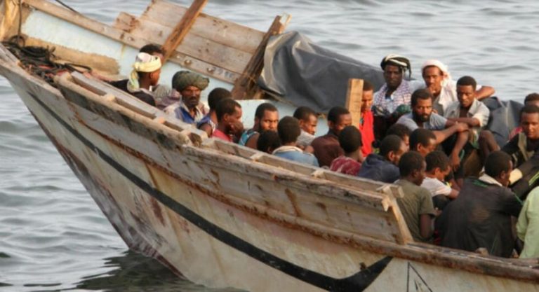 غرق مركب في سواحل اليمن