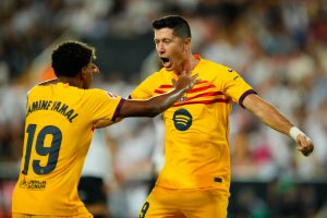 لامين يامال مع ليفاندوفسكي في برشلونة