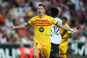 «ليفاندوفسكي يحسم موقفه: لا رحيل عن برشلونة شتاءً… ولا اعتزال في الأفق» ليفاندوفسكي لاعب برشلونة