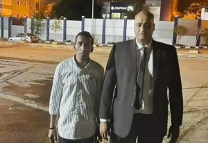 الشاب سعد أسامة مع محاميه 