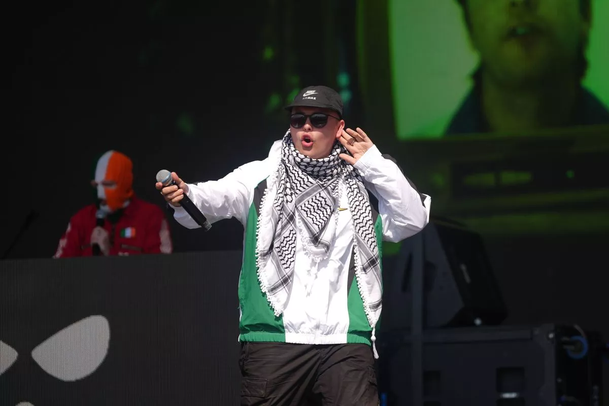 بوبي فيلان يشعل الجدل في جلاستونبري بهتافات "مروعة".. وتحقيقات تلاحق المهرجان بوبي فيلان