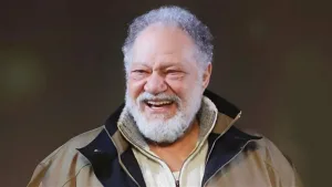 يحيى الفخراني.. "الملك لير" يعود للمسرح القومي.. يحيى الفخراني يستدعي الذكريات ويشعل المشاعر في مؤتمر ضخم بالقاهرة 6781337f0eec2