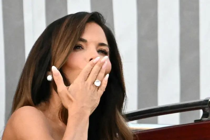 بيزوس ولورين سانشيز.. زفاف يشعل الجدل في فينيسيا: احتفالات فاخرة وموجة احتجاجات بيزوس