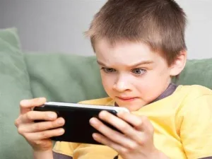 دراسة عالمية تحذر: الهواتف الذكية تهدد الصحة النفسية للأطفال دون 13 عاماً الهواتف الذكية