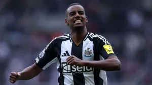 إيزاك يشعل صيف الانتقالات.. صراع بين ليفربول والهلال على نجم نيوكاسل إيزاك