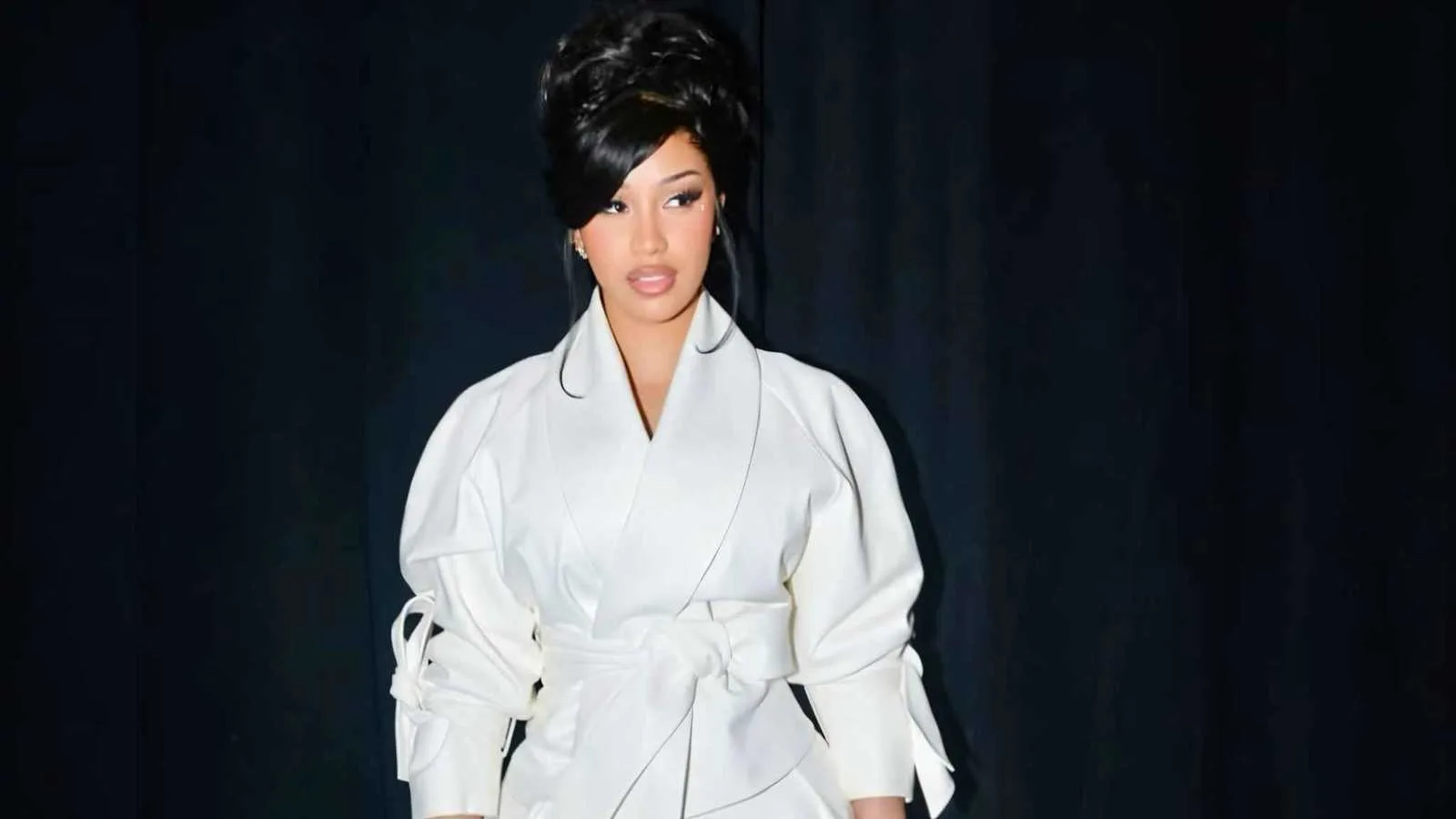 محاكمة الأمريكية كاردي بي تتحول إلى عرض ترفيهي على الإنترنت: تريند بسبب الشعر والأظافر محاكمة الأمريكية كاردي بي