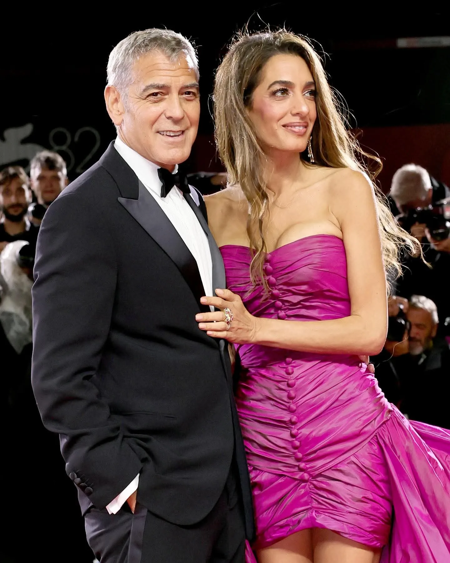 أمل كلوني تخطف أنظار مهرجان البندقية بإطلالة أيقونية من التسعينيات.. وجورج يرافقها بفخر أمل كلوني