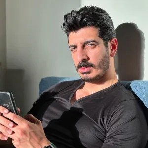 من ضابط شرطة إلى نجم تيك توك: القصة الكاملة للقبض على "شاكر محظور" شاكر محظور