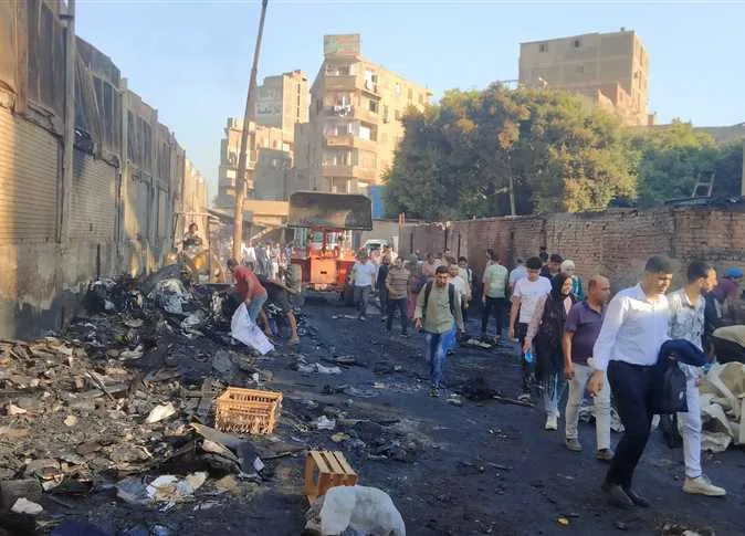 حريق شبرا الخيمة.. النيران تبدأ من محل عصير وتنتهي بكارثة تجارية (فيديو) حريق شبرا الخيمة