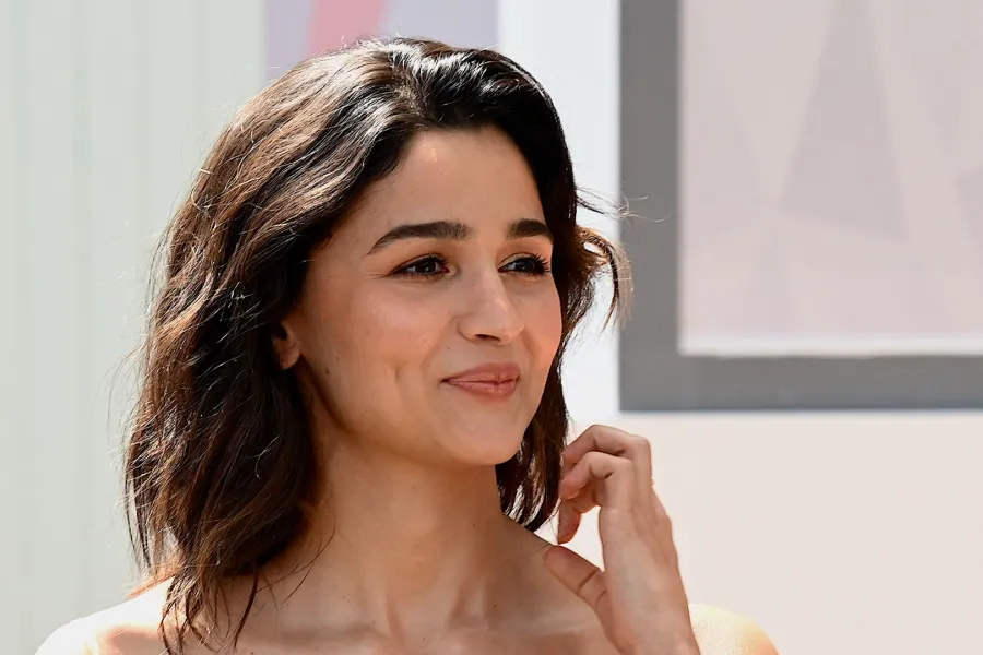 عليا بهات حديث العالم بعد مواجهة المصورين وطردهم: هذا ليس مبناكم.. اخرجوا فورًا عليا